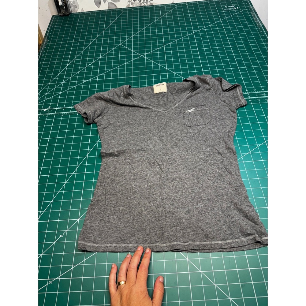 Hollister Womens V-Neck Pocket T-Shirt Gray Heathered Short Sleeve Small Logo